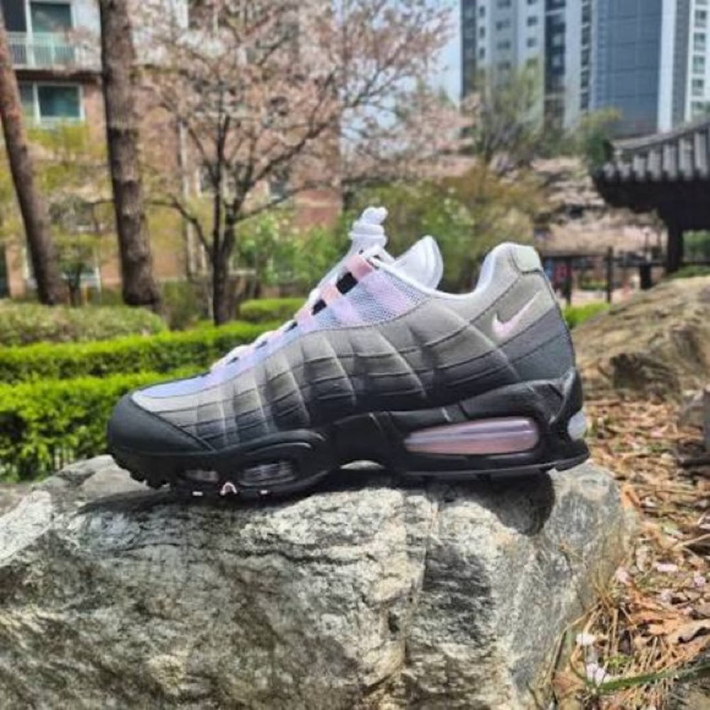AIRMAX 95 NIKE WOMANS SNEAKERS
SIZE 6.5